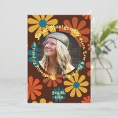 Retro Boomer Blume Power Foto Geburtstag Einladung (Stehend Vorderseite)