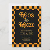 Retro Boos And Booze Halloween Checkered Orange Einladung (Vorderseite)