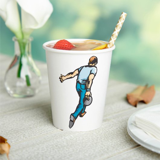 Retro-Bowling-Spieler wirft Ball Pappbecher