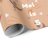 Retro Brown Boho Whimsical Personalisiert Geburtst Geschenkpapier (Rolleneckpunkt)