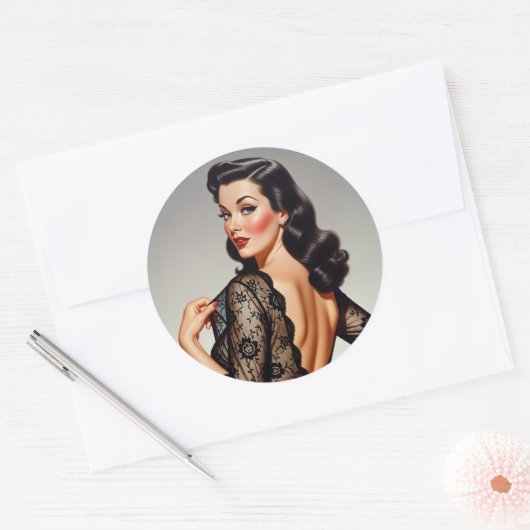 Retro Brunette Pin-up Girl 50's Glamour Style Runder Aufkleber (Umschlag)