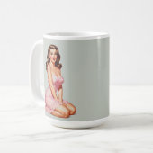 Retro Brünettes Button-up Girl in Pink Kaffeetasse (Vorderseite Links)