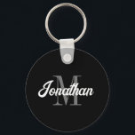 Retro Brush Script Schwarz Weiß Monogram Schlüsselanhänger<br><div class="desc">Dieser personalisierte Schlüsselanhänger weist ihren Namen in einem Vintag inspiriert,  weißen Retropinsel-Skript auf,  dessen Monogramm in grauem Serif-Schriftart auf schwarzem Hintergrund anfängt. Ein einfaches,  aber unverwechselbares Design,  das ein großartiges Geschenk für einen Mann oder eine Frau ist.</div>
