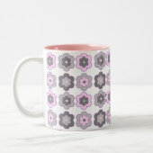 Retro Bubble Flowers (pink and gray)  Pattern Zweifarbige Tasse (Links)