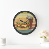 Retro-Burger und Cola. Große Wanduhr (Zuhause)