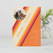 Retro Burnt Orange Stripes 70er 80er QR Code Weddi Einladung (Stehend Vorderseite)