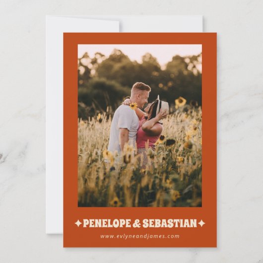 Retro Burnt Orange Terracotta Groovy Bold Wedding Einladung (Rückseite)