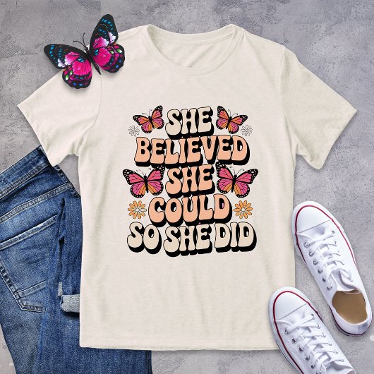 Retro Butterfly Empowerment T-Shirt - Sie glaubt Tri-Blend Shirt