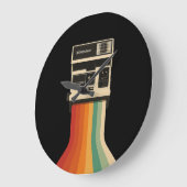Retro Camera with Rainbow Print Große Wanduhr (Winkel)