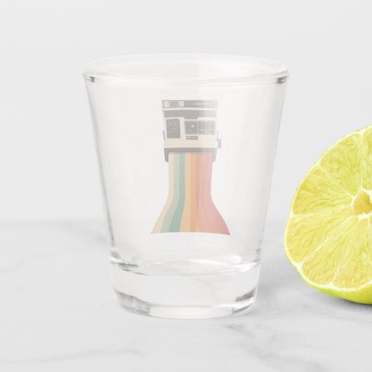 Retro Camera with Rainbow Print Schnapsglas (Rückseite)