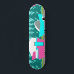 Retro-Camper / Anhänger und Auto-Skateboard Skateboard<br><div class="desc">Dieses Retro Camper / Trailer und Car Skateboard verfügt über einen modernen, minimalistischen Cartoon zeichnend, der Sie verlasse, auf die offene Straße zu gehen. Dieses Design ist eine Hommage an die 1950er Jahre und bietet ein Vintages türkisfarbenes Auto mit weißem Oberteil, das einen kitschigen Trailer zu seinem Endziel zieht. Der...</div>