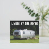 RETRO CAMPER FUNNY LIVING BY THE RIVER POSTCARDS POSTKARTE (Stehend Vorderseite)