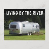 RETRO CAMPER FUNNY LIVING BY THE RIVER POSTCARDS POSTKARTE (Vorderseite)