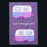 Retro Camper Trailer RV Motorhome Lila Geschirrtuch<br><div class="desc">Dekorieren Sie Ihre Küche mit diesem coolen Handtuch. Macht ein tolles Haus-Erwärmung oder Jubiläum Geschenk! Sie können ihn anpassen und auch Text hinzufügen. Karo in meinem Shop für viel mehr Farben und Muster und passende Küchenartikel!</div>