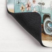 Retro-Campervan mit Surfbrett Mousepad (Ecke)