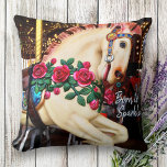 Retro Carousel Horse Foto Geboren zu Sparkline Scr Kissen<br><div class="desc">"Geboren zu funkeln." Man kann fast die oom-pa-Musik, abstürzende Symbole und die Auf- und Ab- und Rund- und Rundbewegung des fröhlichen Go-Round spüren, wenn man sich auf diesem weichen, komfortablen Kissen der Fotografie entspannt. Sie können leicht personalisieren dieses Kissen werfen plus ich biete auch Anpassung an jedes Produkt. Bitte schicken...</div>