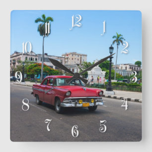 Retro cars on the Havana street Quadratische Wanduhr