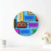 Retro Cassette: Blue Background Collection Große Wanduhr (Zuhause)