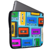 Retro Cassette: Blue Background Collection Laptopschutzhülle (Vorne Rechts)