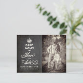 Retro Chalkboard Behielt ruhig und Save the Date s Ankündigungspostkarte (Stehend Vorderseite)