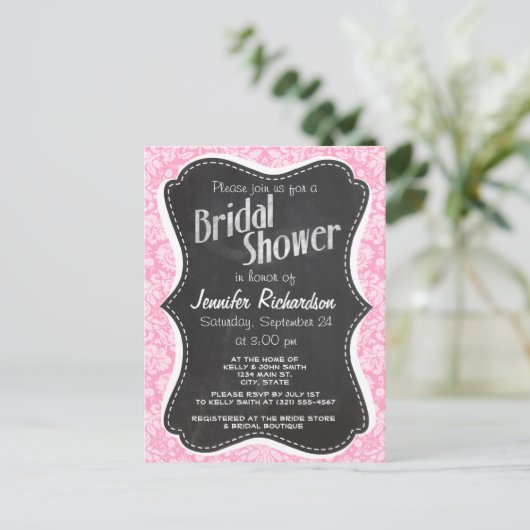Retro Chalkboard Carnation Pink Damask Muster Einladungspostkarte (Stehend Vorderseite)