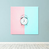 Retro charme hellblaue Wecker auf Pink & Aquamarin Leinwanddruck (Insitu (Holzboden))