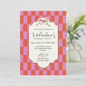 Retro Checkerboard Handdrawn Bow Valentine Dinner Einladung (Stehend Vorderseite)