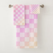 Retro Checkerboard Peach Fuzz Pink Gradient Badhandtuch Set (Insitu)