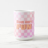 Retro Checkerboard Peach Fuzz Pink Gradient Kaffeetasse (Mittel)