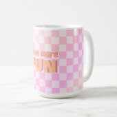 Retro Checkerboard Peach Fuzz Pink Gradient Kaffeetasse (VorderseiteRechts)