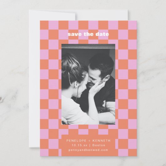 Retro Checkerboard Pink Orange Mod Wedding Photo Save The Date (Vorderseite)