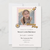 Retro Checkered Foto Geburtstag Einladung (Vorderseite)