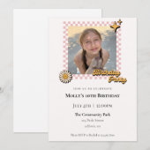 Retro Checkered Foto Geburtstag Einladung (Vorne/Hinten)