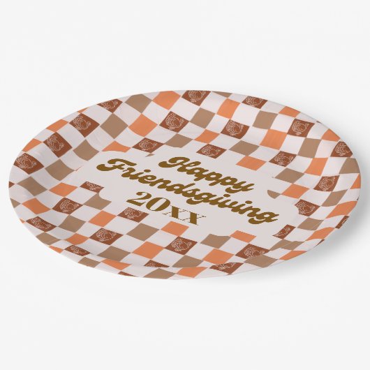 Retro Checkered Happy Friendsgiving Year Pappteller (Schrägansicht)