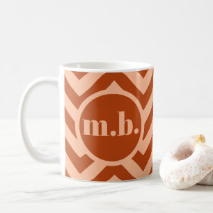 Retro-Chevron Peach Fuzz und Terrakotta-Monogramm Kaffeetasse