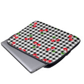 Retro Chic Red Cherry & Schwarz-weiß Gingham Trend Laptopschutzhülle (Vorne Knopf)