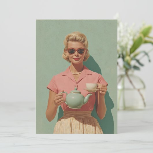 Retro Chic Tee Party Einladung (Stehend Vorderseite)