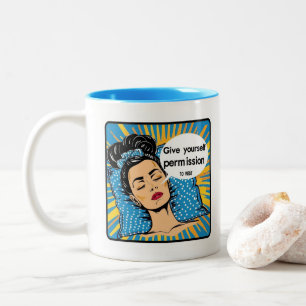 Retro Chic: Vintage Pop Art Inspirierender Spruch Zweifarbige Tasse