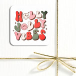 Retro Christmas Holly Jolly Vibes Trendy Holidays Quadratischer Aufkleber<br><div class="desc">Retro Weihnachten Holly Jolly Vibes Trendy Holidays Stickersfeatures den Text "Holly Jolly Vibes" in einem Retroskript in rot,  grün und rosa Akzent mit Sternen und niedlichen Happy Gesichtern. Entworfen von ©Evco Holidays www.zazzle.com/store/evcoholidays</div>