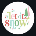 Retro Christmas | Lass es schneien Runder Aufkleber<br><div class="desc">Dieser spielerische Aufkleber enthält das Sprichwort "Lass es schneien" mit abwechselnden Farben und funkelnden Akzenten. Die Farben sind rosa,  rot,  grün und hellblau.</div>
