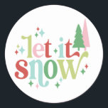 Retro Christmas | Lass es schneien Runder Aufkleber<br><div class="desc">Dieser spielerische Aufkleber enthält das Sprichwort "Lass es schneien" mit abwechselnden Farben und funkelnden Akzenten. Die Farben sind rosa,  rot,  grün und hellblau.</div>