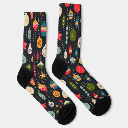 Retro Christmas tree toys on black Socken (Rechts)