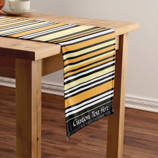 Retro Classic Black Yellow Strip Personalisiert Kurzer Tischläufer (Beispiel)