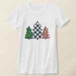 Retro Classic Festival Christmas Trees Collage T-Shirt<br><div class="desc">Entspannen Sie mit unserem Coolen unisex Retro Classic Weihnachtsbaum Collage T - Shirt. Dieses stilvolle Tee zeichnet sich durch ein einzigartiges Weihnachtsbaumdesign in einem klassischen, roten Schachbrettmuster aus und ist somit die perfekte Wahl, um Ihrem Outfit eine Touch feierlichen Beifall zu verleihen. Dieses liebevoll gestaltete Shirt sorgt während der Ferienzeit...</div>