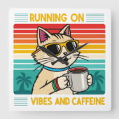 Retro Coffee Cat Vibes - Funny Caffeine Lover Quadratische Wanduhr (Vorderseite)