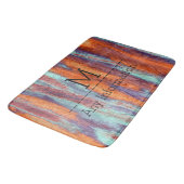 Retro Color Wood Grain Texture Monogram Badematte (Schrägansicht)