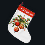 Retro Coole Weihnachtsbaumdekorationen Großer Weihnachtsstrumpf<br><div class="desc">Weihnachts-Strumpf personalisiert mit einem Namen. Entworfen mit einer Vintagen Stilvorlage. 3 rote Weihnachtsbaumbläschen umgeben von grünen Heiligen und Beeren. Stilvolles Retro-Design.</div>