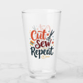 Retro "Cut Sew Repeat" Nähen Lover Design Glas (Rückseite)
