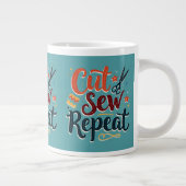 Retro "Cut Sew Repeat" Nähen Lover Design Jumbo-Tasse (Rechts)