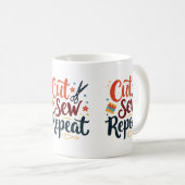 Retro "Cut Sew Repeat" Nähen Lover Design Kaffeetasse (VorderseiteRechts)